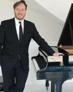 Thomas Pandolphi with piano